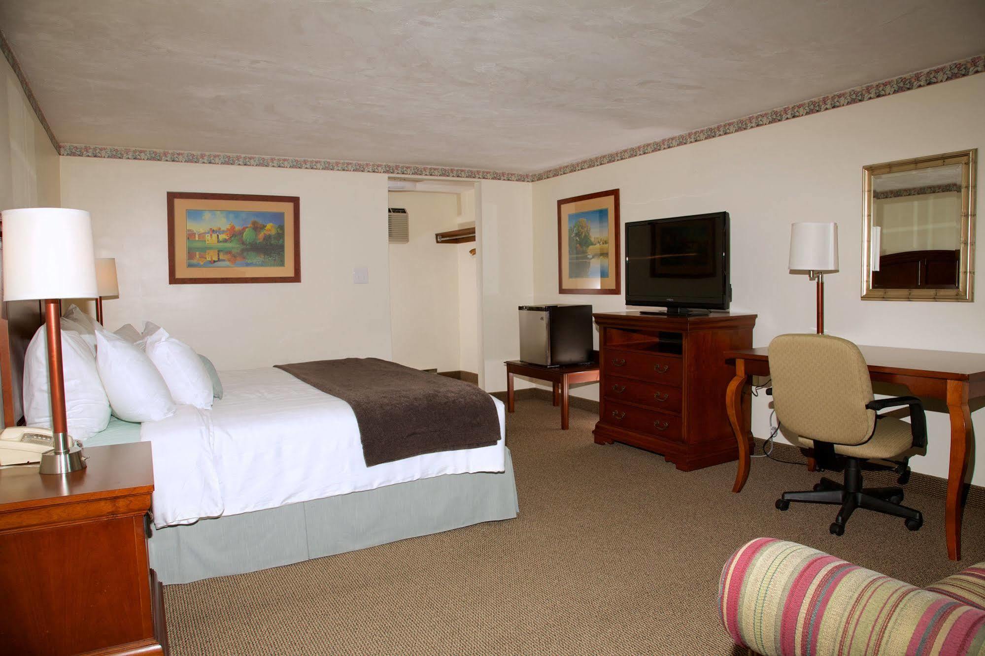 Holiday Hill Inn & Suites เดนนิสพอร์ต ภายนอก รูปภาพ