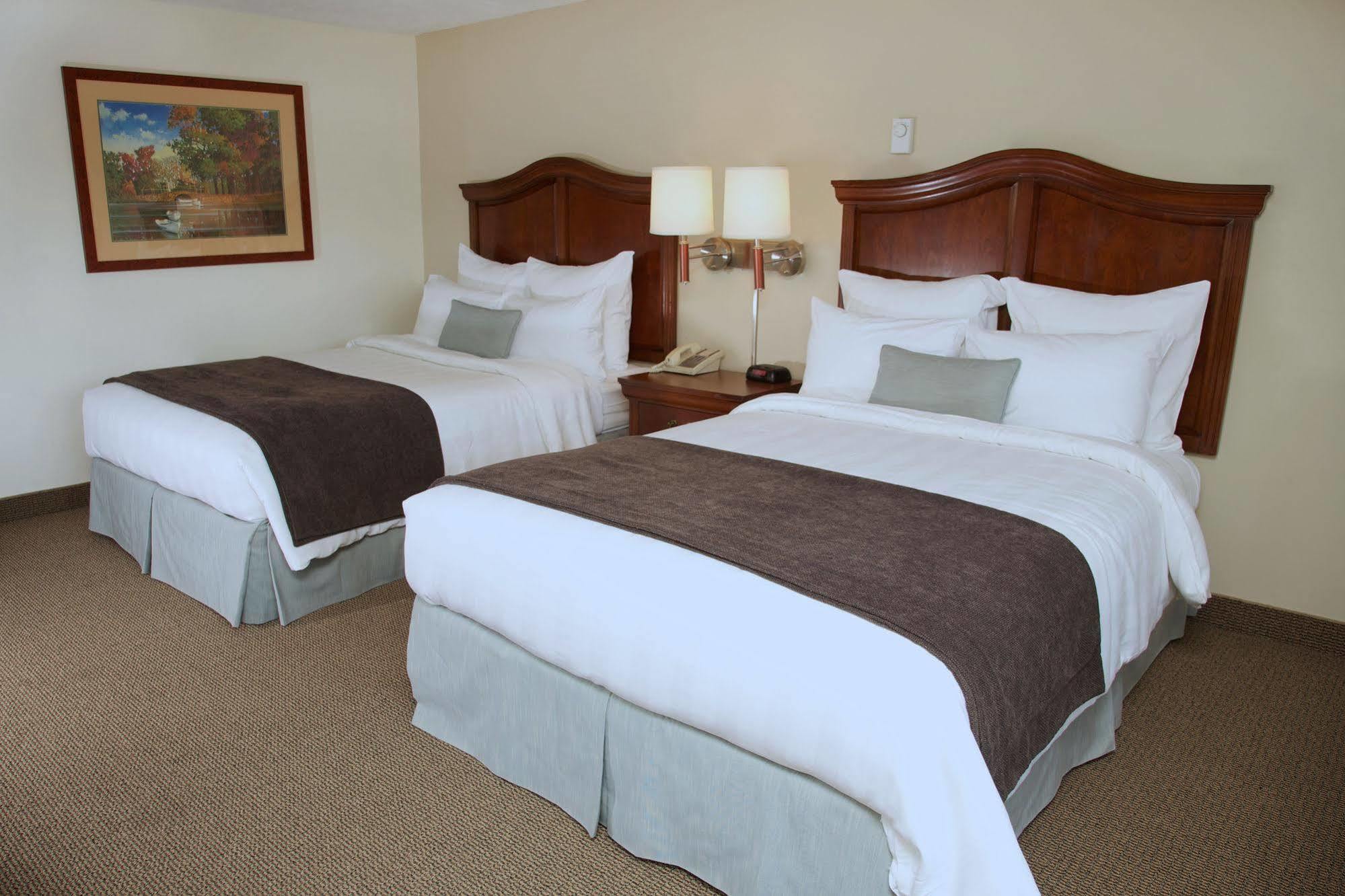 Holiday Hill Inn & Suites เดนนิสพอร์ต ภายนอก รูปภาพ